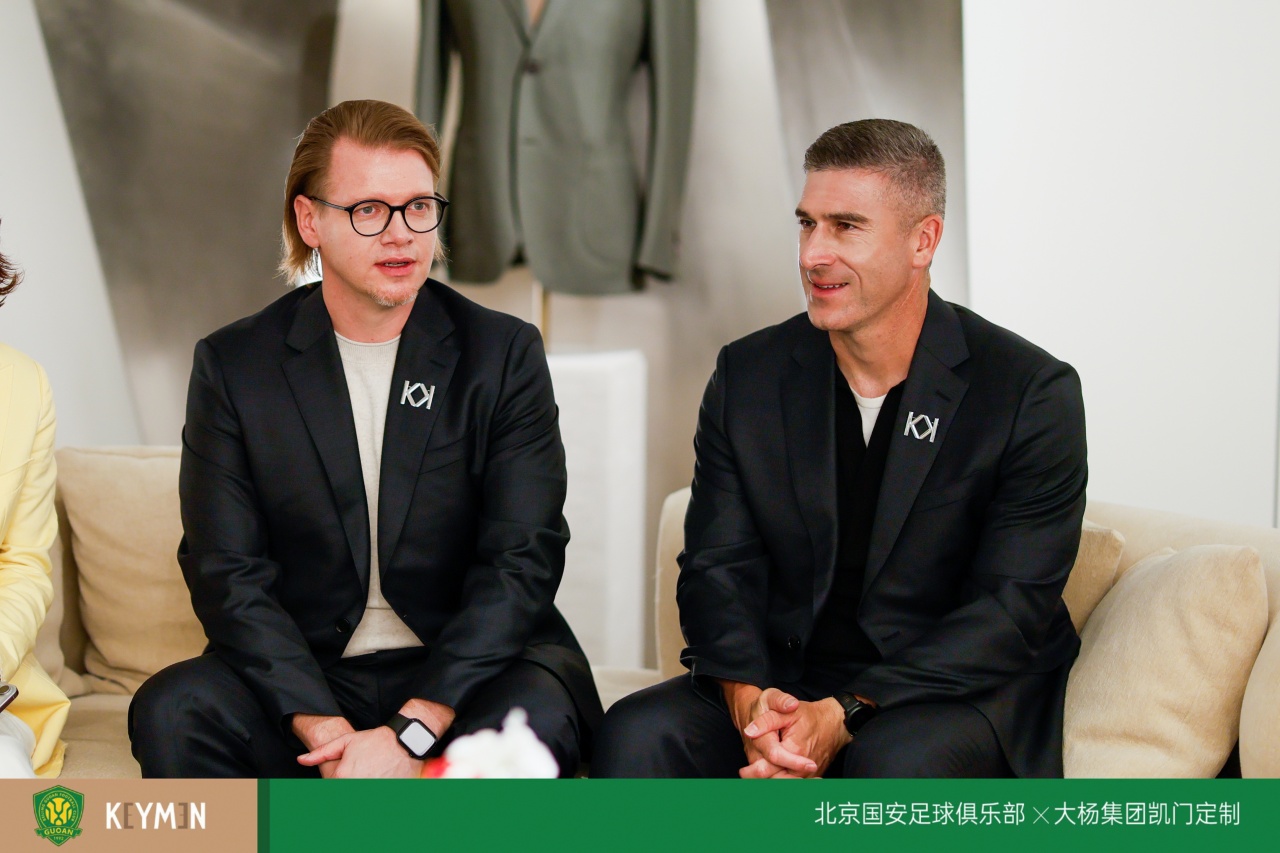 北京国安签约凯门定制 蒙哥马利携四将西服亮相 北京国安签约凯门定制 蒙哥马利携四将西服亮相
