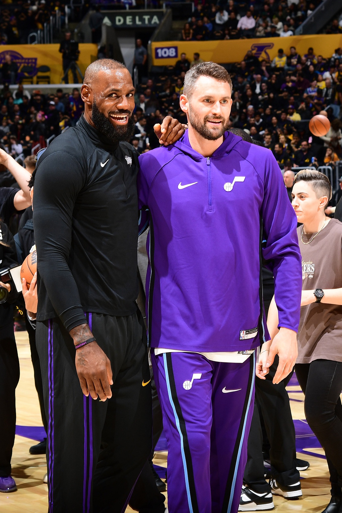 夸梅·布朗炮轰ESPN：为吹詹姆斯贬低乐福太荒唐 狼队数据堪比KG