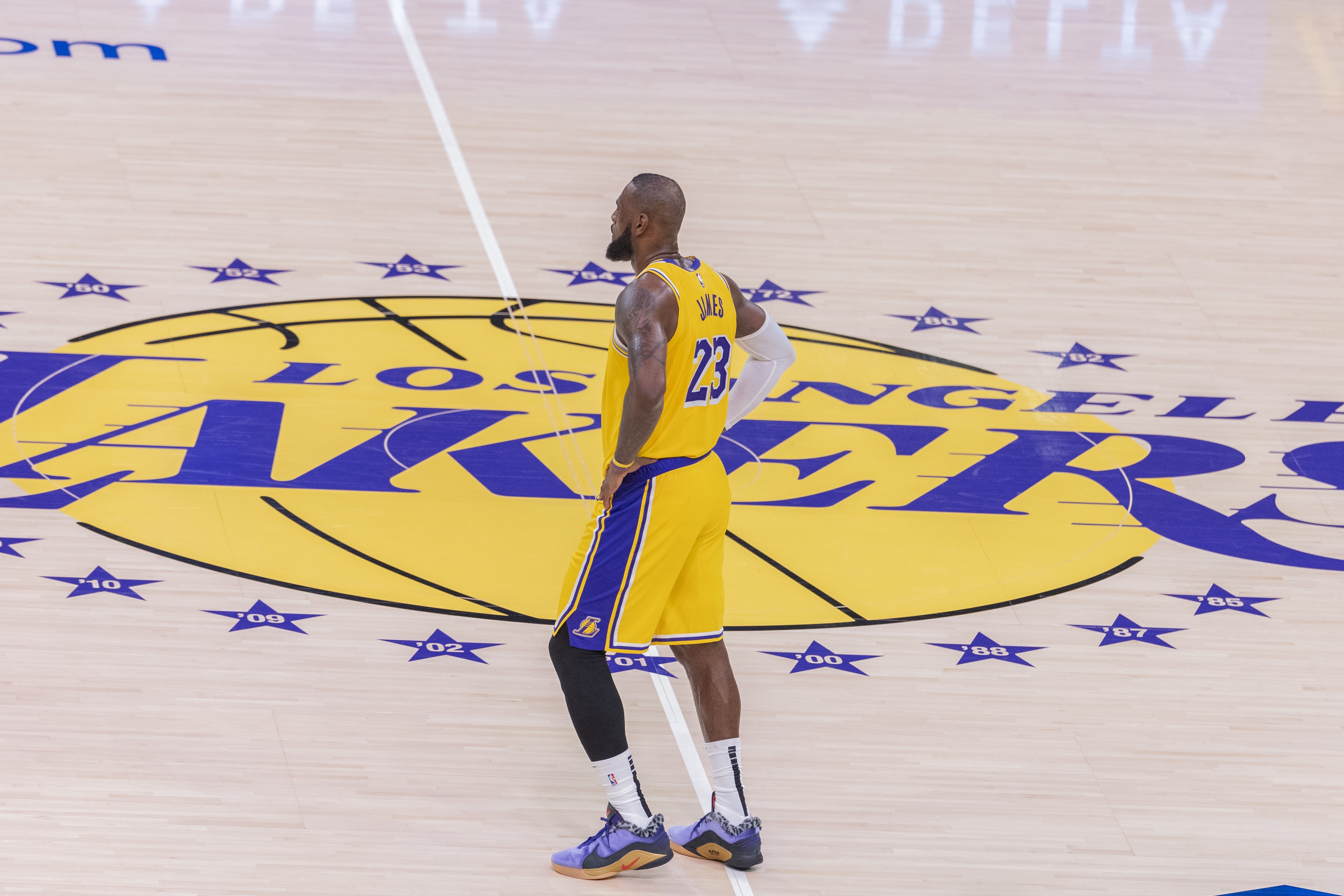 ESPN名记曝詹姆斯离队内幕 降薪三当家是底线