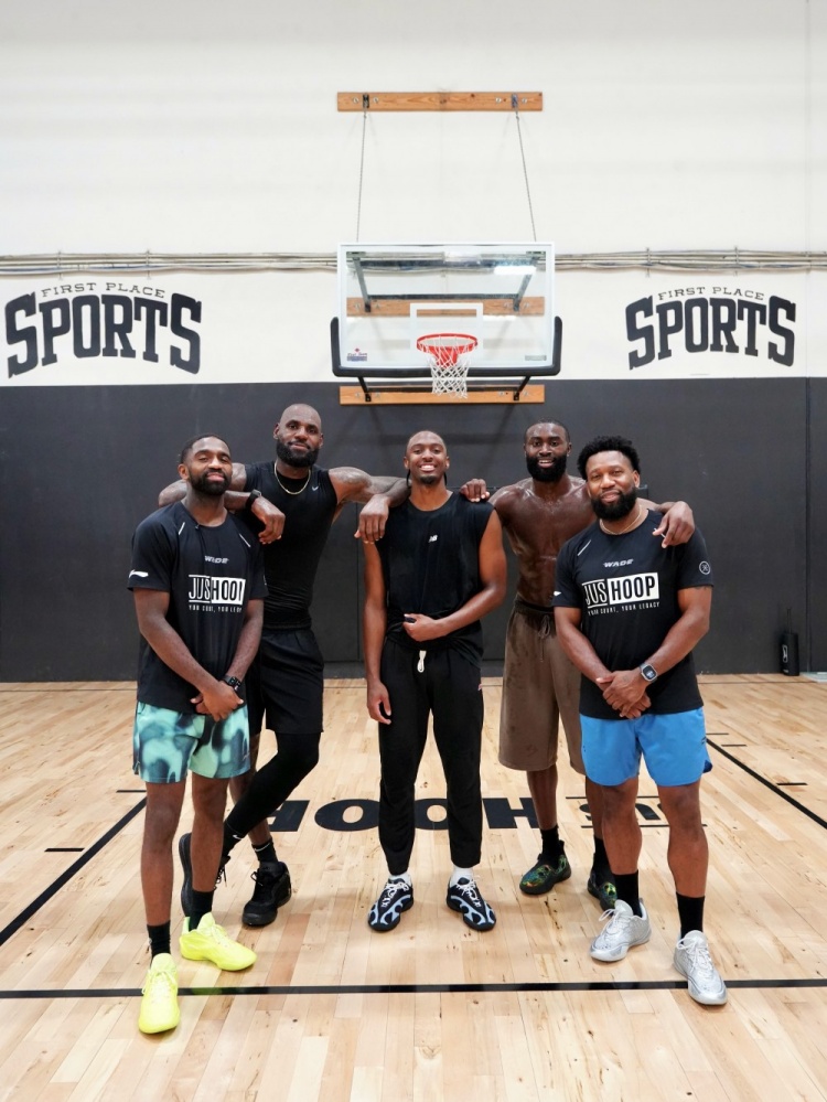 夸梅：76人的合练说明不了啥 我上我也行 这跟NBA比赛完全不一样