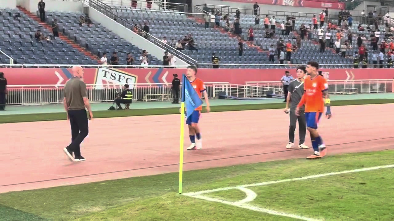 足协杯0-3完败海港!泰山队球员赛后谢场球迷高喊:继续战斗