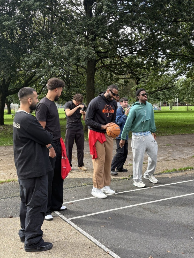 庄神&埃奇库姆&黄忠现身英国观看曼市德比 并购买炸鸡和薯条 庄神&埃奇库姆&黄忠现身英国观看曼市德比 并购买炸鸡和薯条